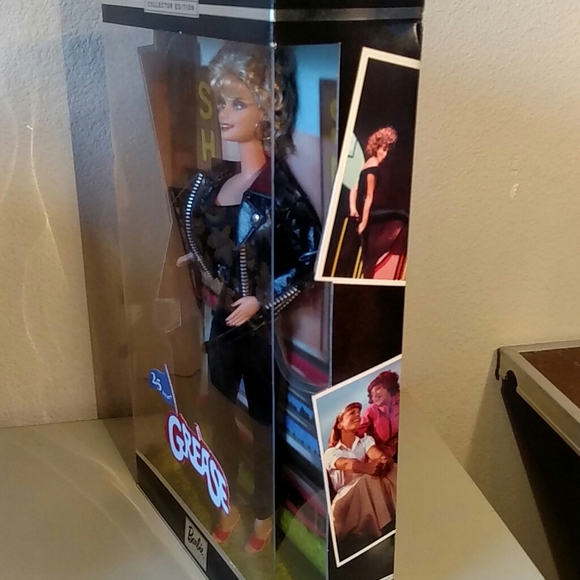 Collectors edition Barbie as Sandy from Grease - Picture 5 of 5